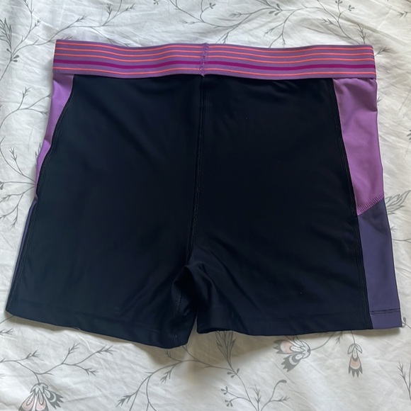 Under Armour Compression Shorts - Picture 2 of 2